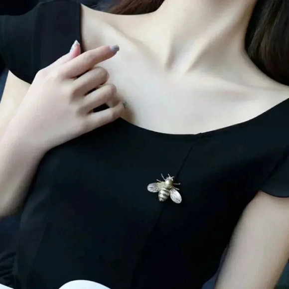 Honey Bee rhinestones gold Brooch - Picture 3 of 4